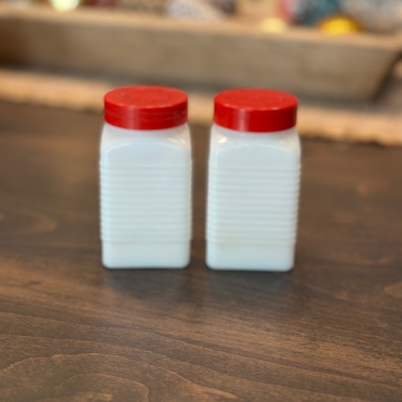 Magic Chef Vintage Salt & Pepper Shakers - Picture 4 of 8